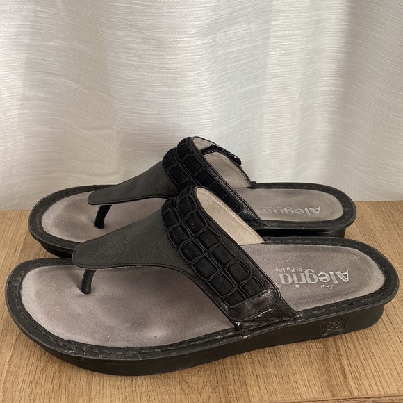 Alegria Vanessa Black Leather Thong Sandal - Picture 11 of 11
